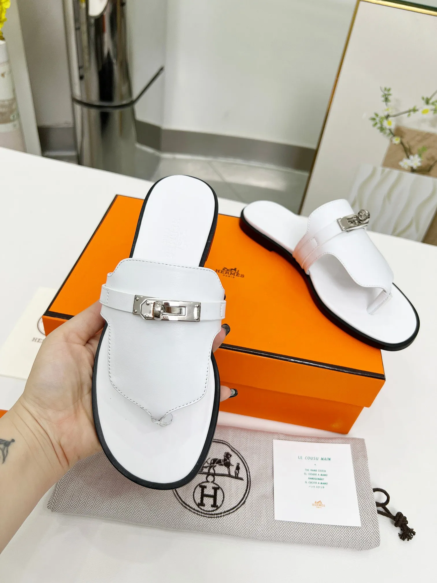 👟👟Ex-factory price 480👟👟 (top version) 👫Hermes ❗️❗️Original purchase and development⚠️ A must-have artifact for daily home, travel and vacation🉑 in spring and summer. High-end quality Code number: 35-40 (41/42 can be customized)